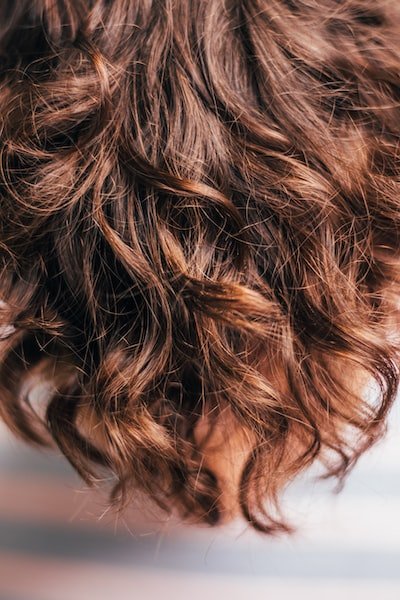 Comment prendre soin naturellement des cheveux frisés et crépus ?