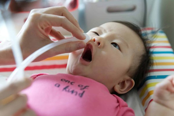 Glaires chez un bébé : comment l'aider à les expulser ?